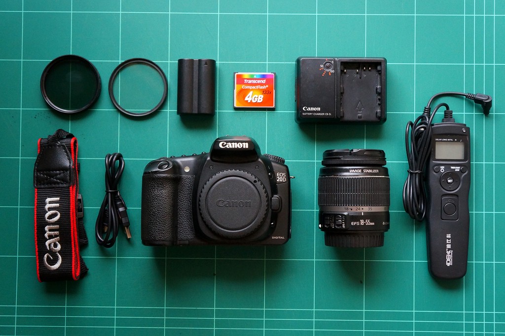 Kamera Canon EOS 20D beserta lensa dan aksesorisnya